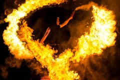 Mit-Feuer-Illuminierte-Gross-Illusion-Fluchtkiste